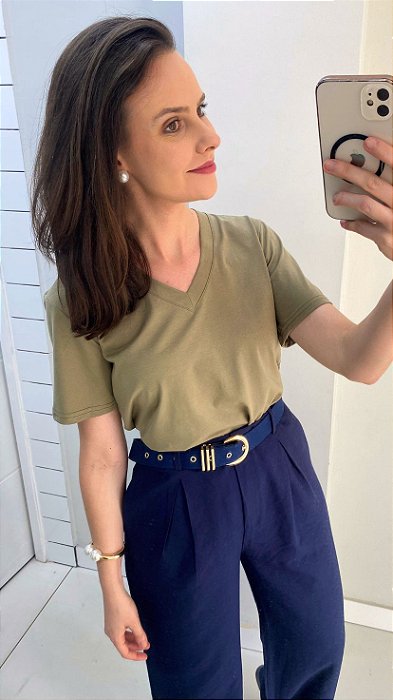 Camiseta de cotton verde militar manga curta e decote V