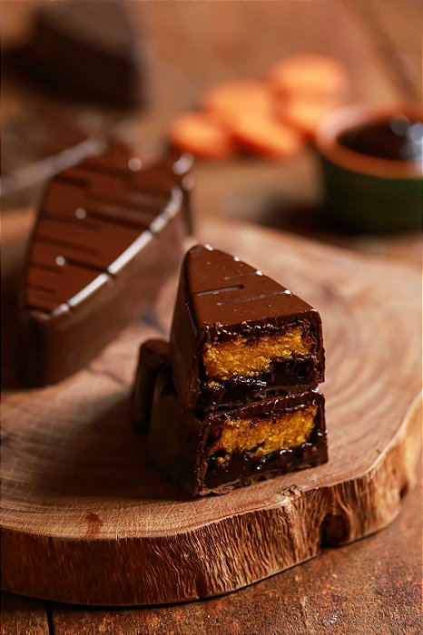 A CENOURA! recheada com bolo de cenoura e brigadeiro - vegano, sem glúten, sem lácteos