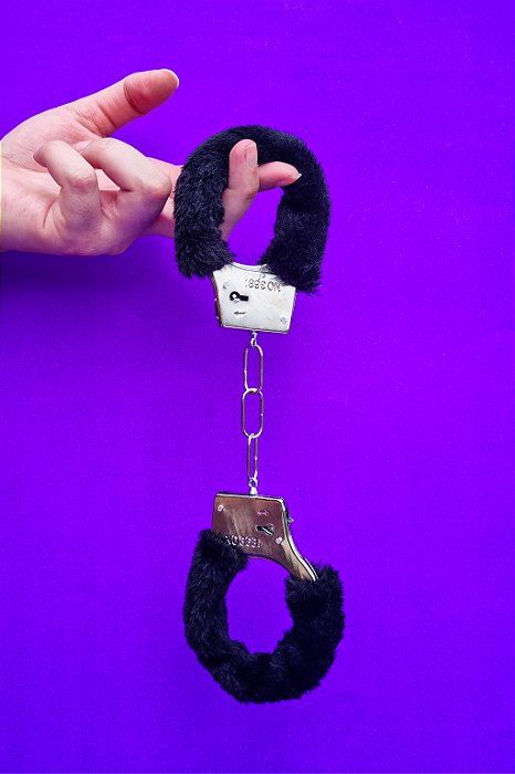 Algema de metal com pelúcia