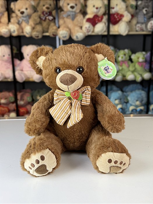 Urso pelúcia com gravata cor marrom -36cm