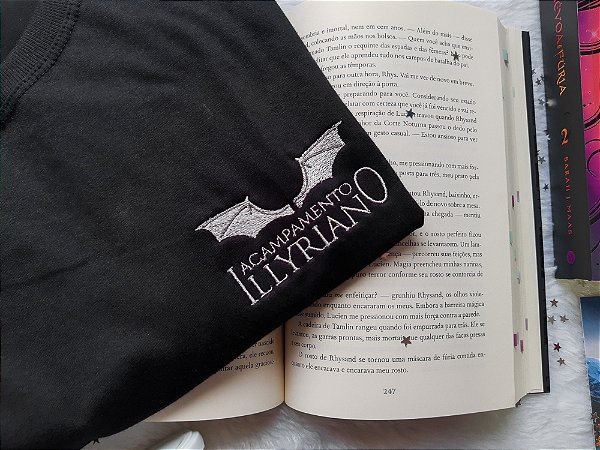 Camisa Acampamento Illyriano (Coleção Corte de Espinhos e Rosas — ACOTAR)