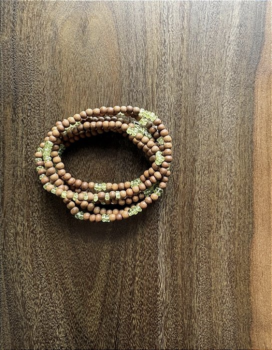 Colar de Sândalos com Peridotos