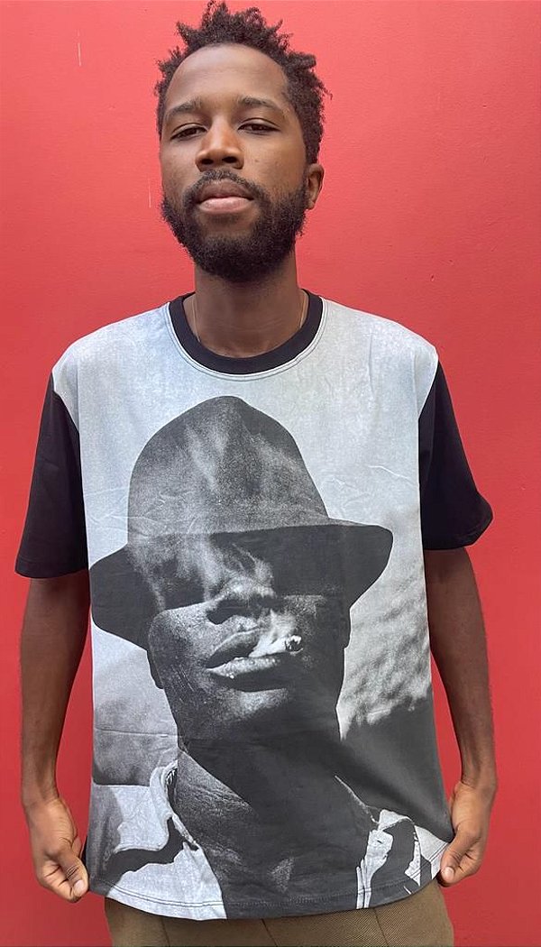 Camiseta Básica Homem Fumando - Nova