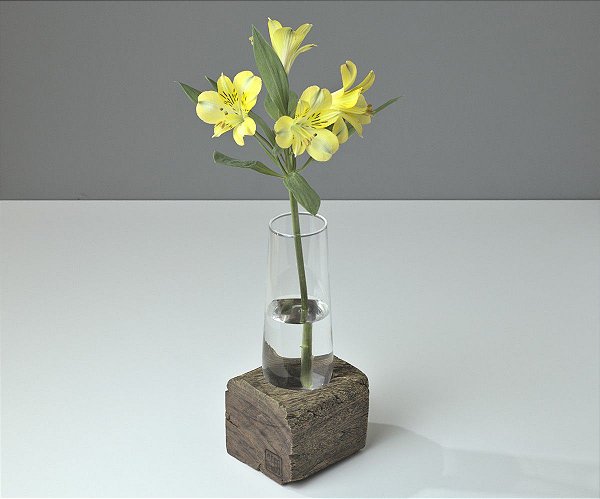 Vaso de vidro com base em madeira