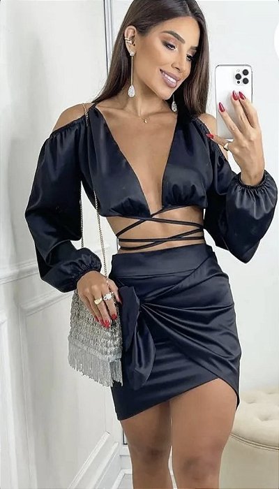 Conjunto de cetin saia com croped de manga longa