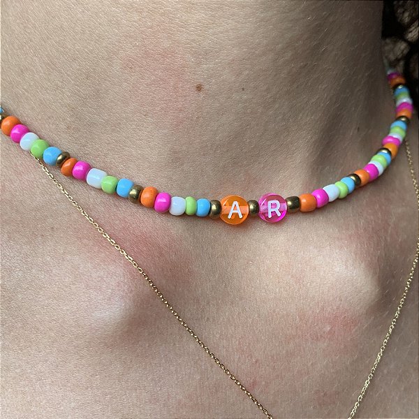 Chocker colorida com inicias