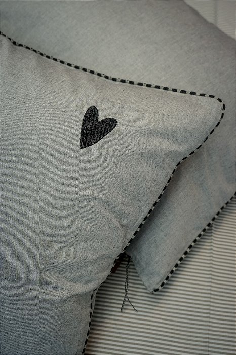 Par de Porta Travesseiro Mescla Coração Bordado