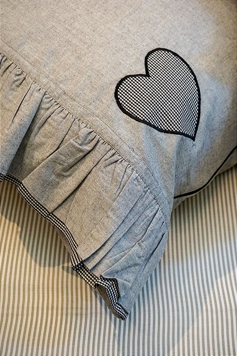 Par de Porta Travesseiro Babados Coração Aplicado