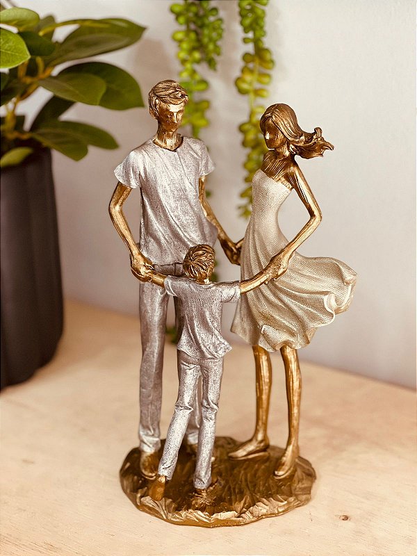 Escultura casal e filho em resina
