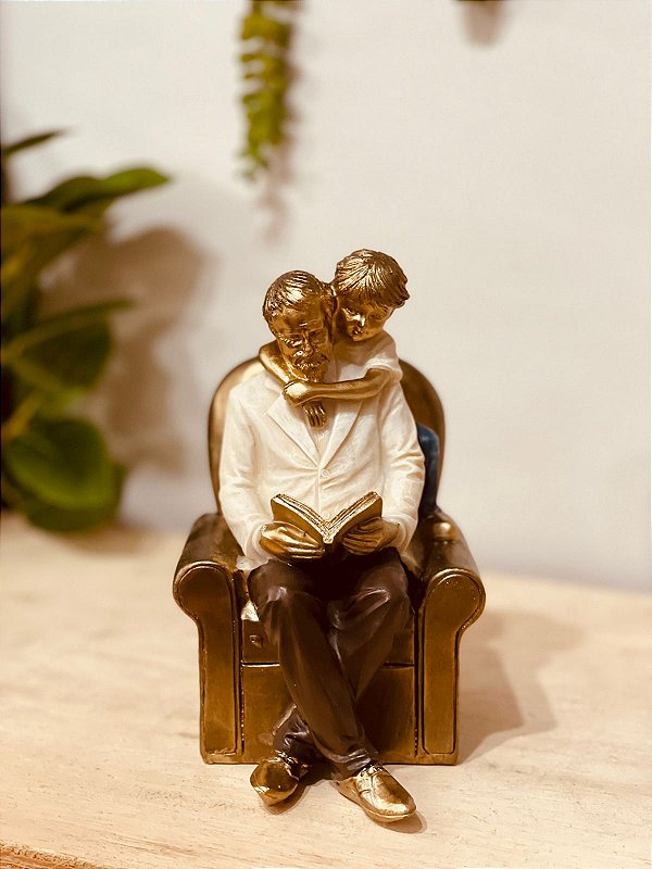 Escultura - Avo com menino na poltrona