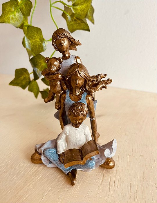 Escultura família decorativa mãe e filhos em resina