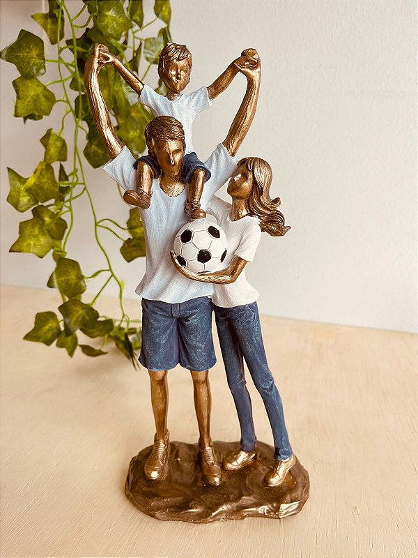 Escultura casal e filho em resina