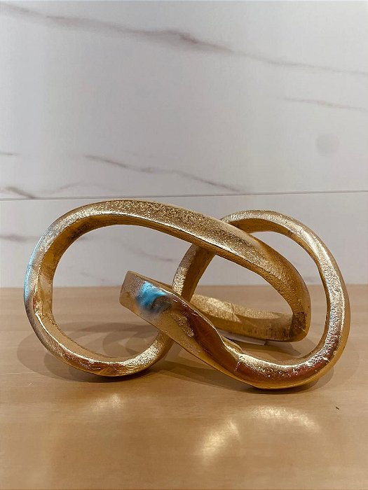 escultura em metal dourada "infinito"