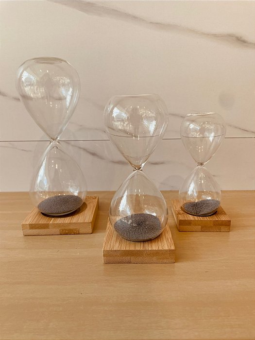 Ampulheta magnética em vidro com base em madeira