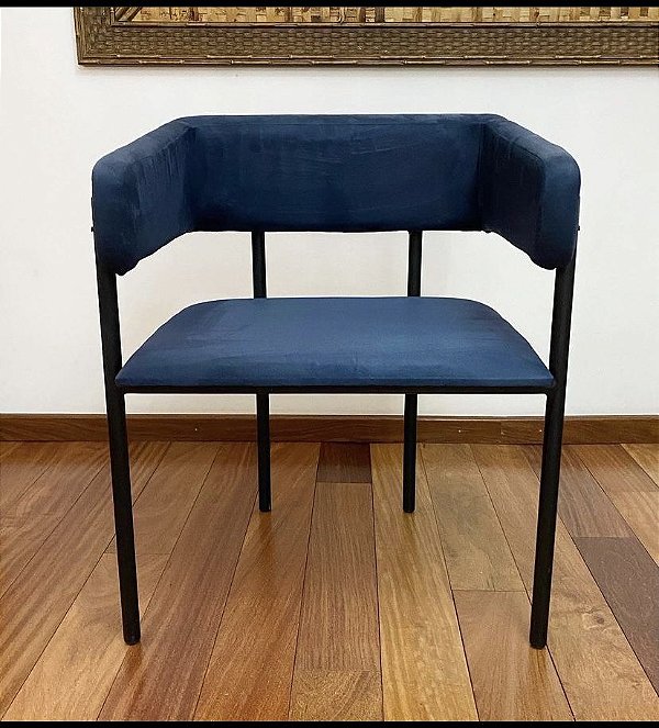 Cadeira U com Braço em Suede - Artesanal (Apartamento Decorado com Detalhe)