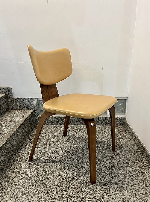 Cadeira Klaus em Couro Natural Caramelo - Breton (Mostruário de Loja com Detalhe)