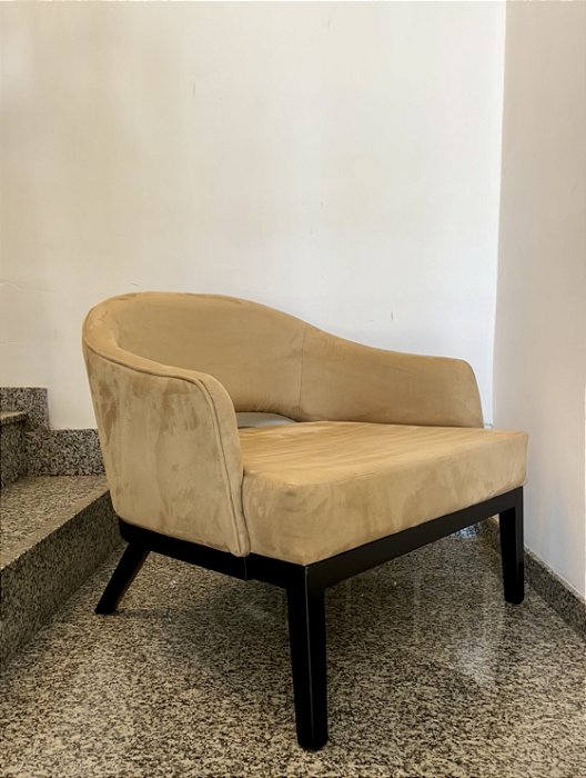 Poltrona em Madeira Maciça e Suede - Artesanal (Apartamento Decorado)