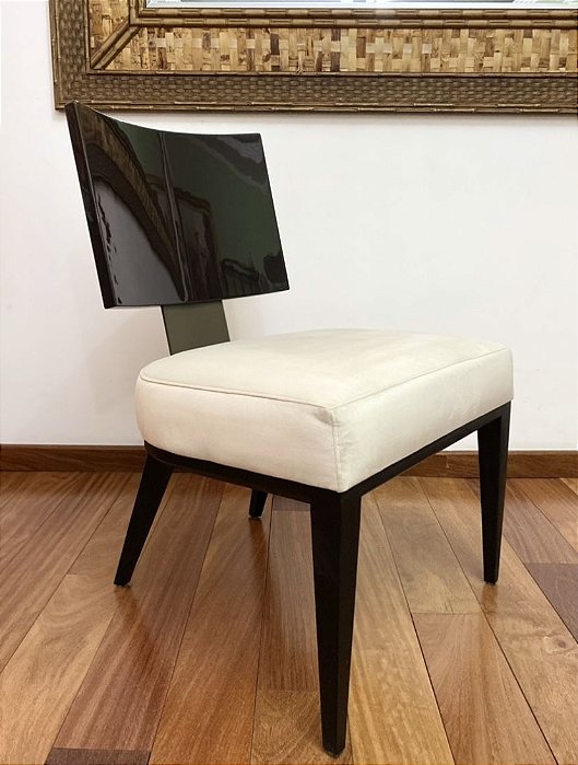 Poltrona Laqueada e Assento em Suede - Artesanal (Apartamento Decorado com Detalhe)