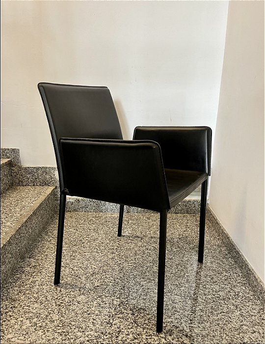 Cadeira Prespontada com Braço em Couro - Artesanal (Apartamento Decorado)