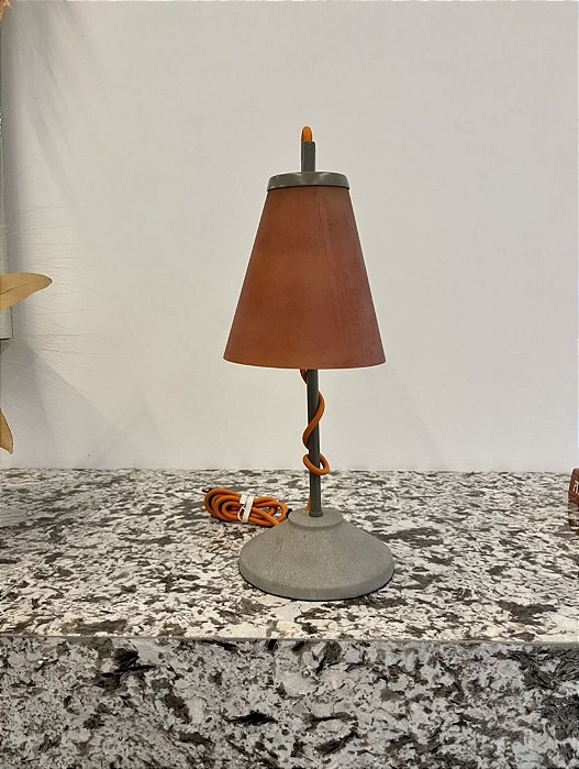 Luminária de Mesa Elementus em Resina e Alumínio - Rotoplanetária (Apartamento Decorado com Detalhe)