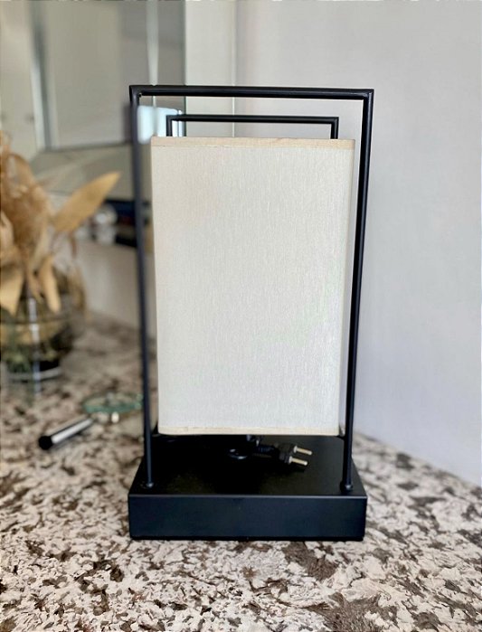 Luminária de Mesa Quadrada em Ferro - Artesanal (Apartamento Decorado com Detalhe)