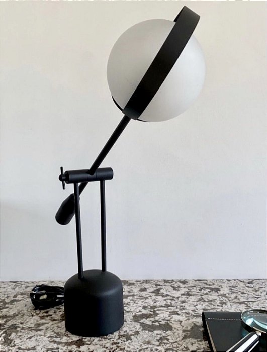 Luminária de Mesa Articulada com Globo - Femarte Iluminação (Apartamento Decorado)