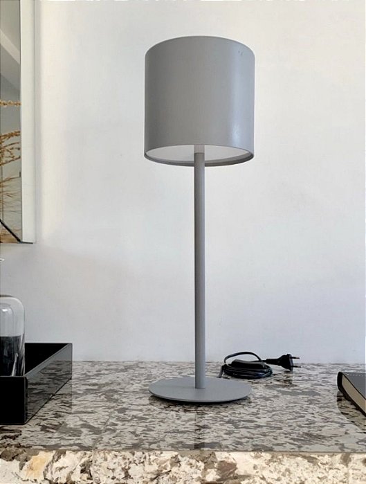 Luminária de Mesa em Ferro Cinza - Artesanal (Apartamento Decorado)