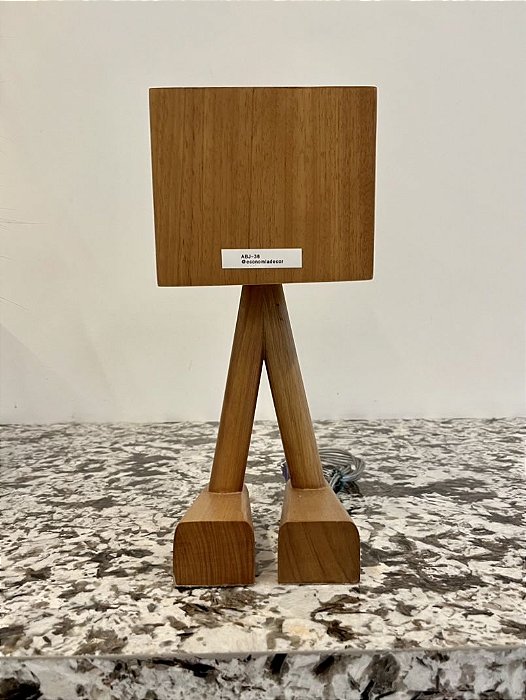 Luminária de Mesa Pés em Madeira - Artesanal (Apartamento Decorado)