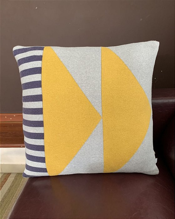 Almofada Abstrata em Tricot 50x50 - Tri.Co (Apartamento Decorado)