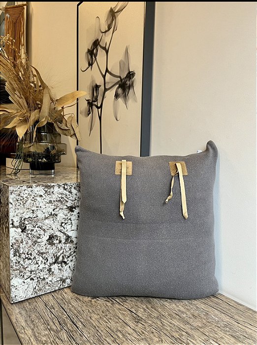 Almofada em Tricot e Tiras em Couro 50x50 - Tri.Co (Apartamento Decorado)