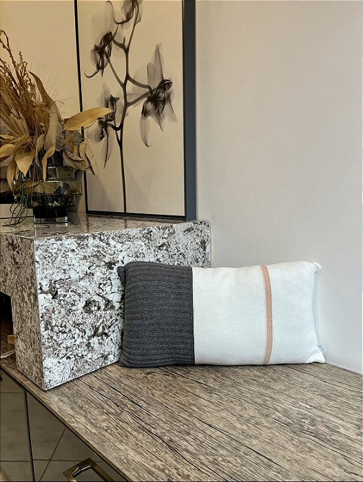 Almofada Listrada em Tricot 50x25 - Tri.Co (Apartamento Decorado)