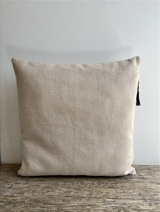 Almofada Pompom em Viscoce 45x45 - Zara Home (Apartamento Decorado)