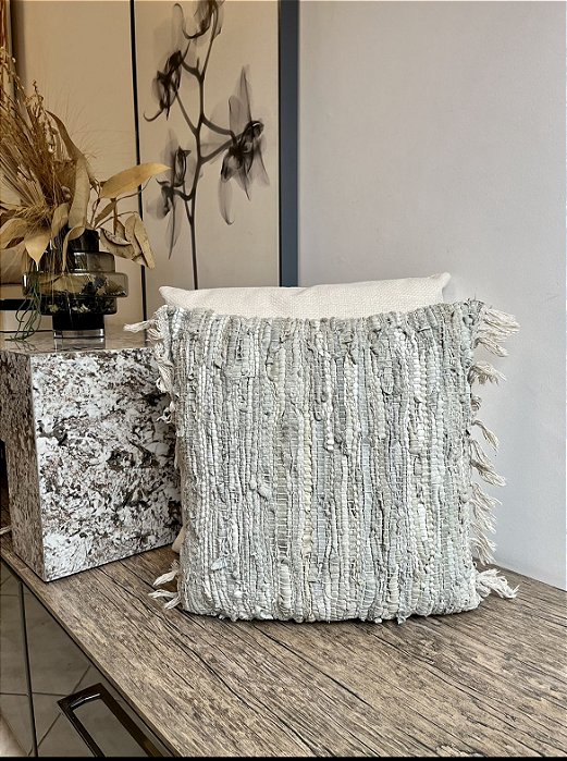 Almofada Retalho em Couro 45x45 - TokStok (Apartamento Decorado)