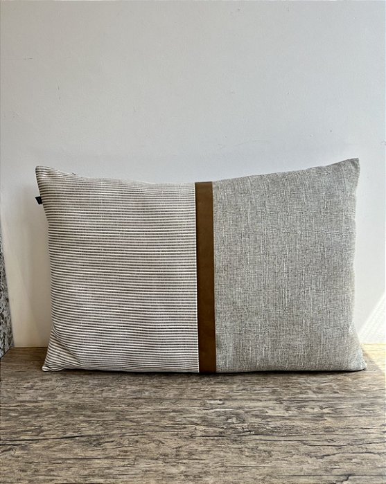Almofada Listrada com Couro 60x40 - XX (Apartamento Decorado)