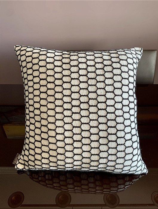 Almofada Colméia Preta e Branca 45X45 - My Nest (Apartamento Decorado)