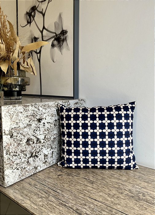 Almofada Estampada Cruz em Camurça 40x40 - My Nest (Apartamento Decorado)