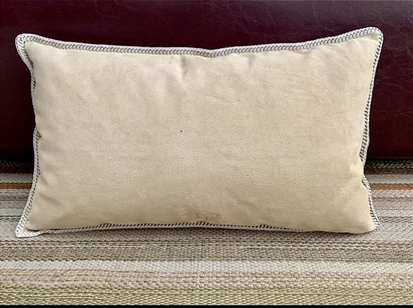 Almofada Luxe Capuccino em Camurça e Couro 50x30 - LuHome (Apartamento Decorado com Detalhe)