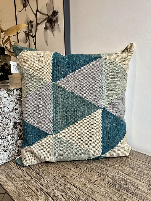 Almofada Triângulo em Lã e Algodão 60x60 - Artesanal (Apartamento Decorado)