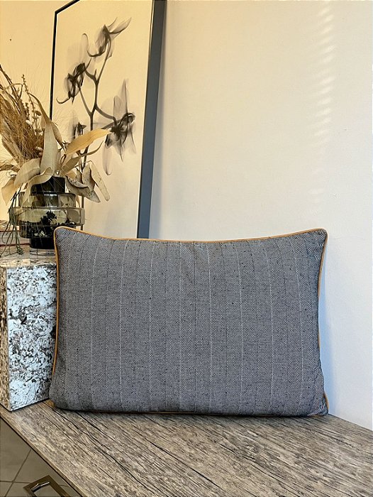 Almofada de Cama em Linho e Couro 65X45 - Artesanal (Apartamento Decorado)