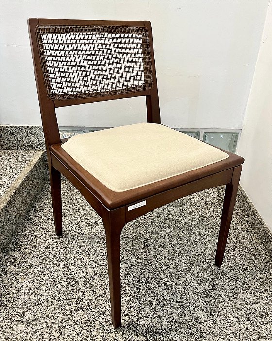 Cadeira Tesla com Tela Quadriculada em Madeira Maciça - Breton (Mostruário de Loja)