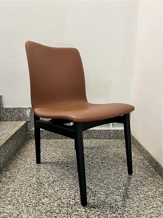 Cadeira em Madeira e Assento em Courvin - Artesanal (Apartamento Decorado com Detalhe)