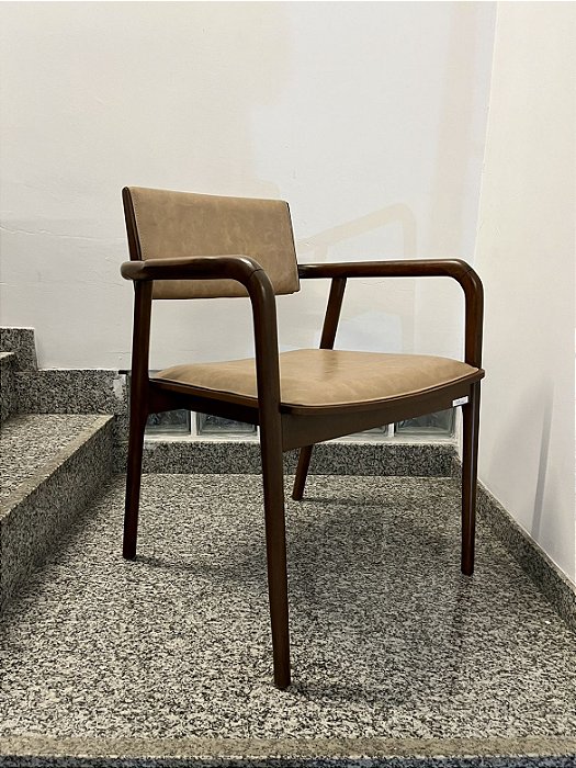 Cadeira Hermes com Braço em Couro - Breton (Mostruário de Loja com Detalhe)
