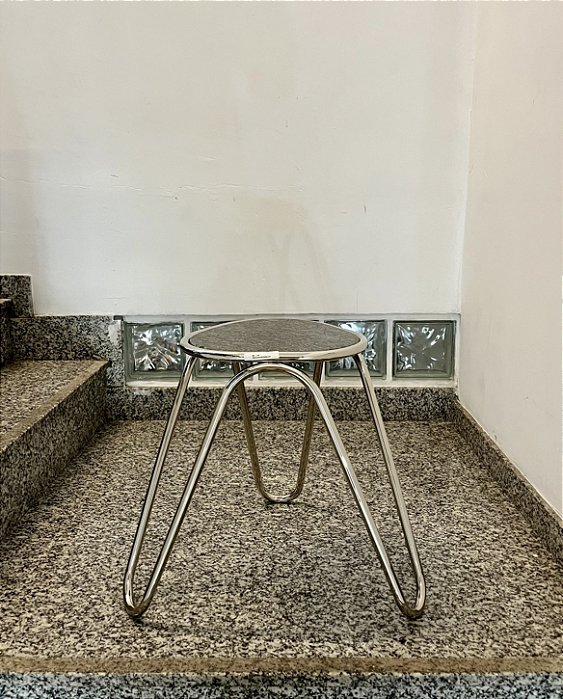 Mesa Lateral Irerê com Tampo em Mármore Cinza - Breton (Mostruário de Loja com Detalhe)
