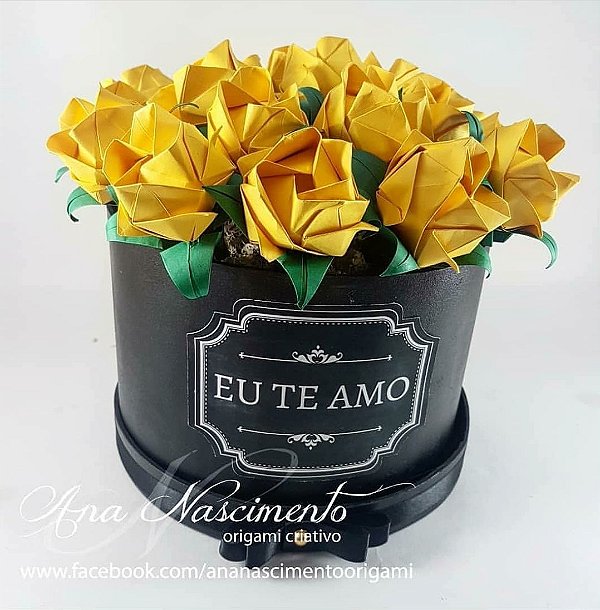 Caixa de Madeira com Rosas de Origami