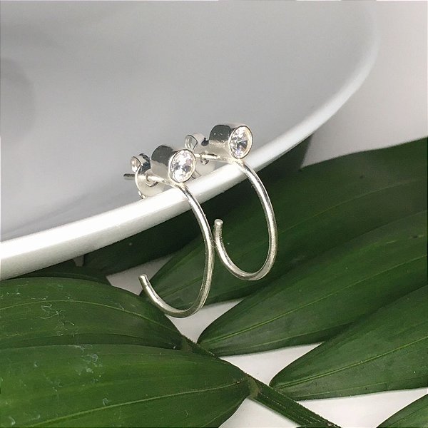Brinco Meia Argola com Zircônia | Ponto de Luz | Prata 925