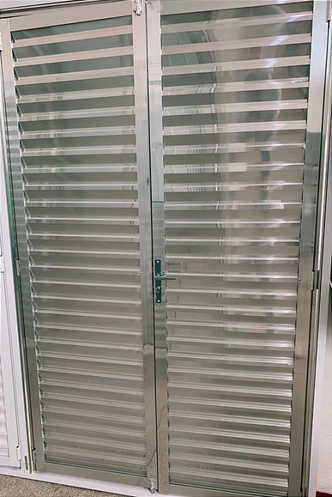 PORTA DE ABRIR 2 FOLHAS COM PALHETA ALUMÍNIO BRILHANTE LINHA 25 ( COM VENTILAÇÃO)