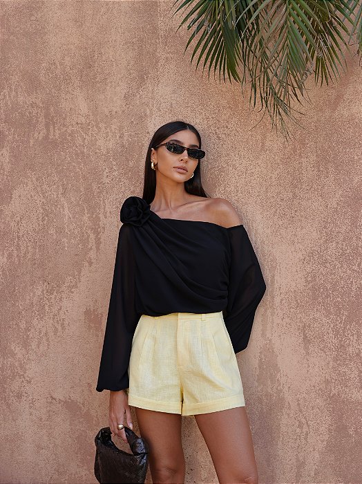 BLUSA GRÉCIA UM OMBRO COM FLOR  REMOVÌVEL - PRETO