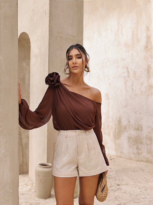 BLUSA GRÉCIA UM OMBRO COM FLOR REMOVÍVEL - MARROM
