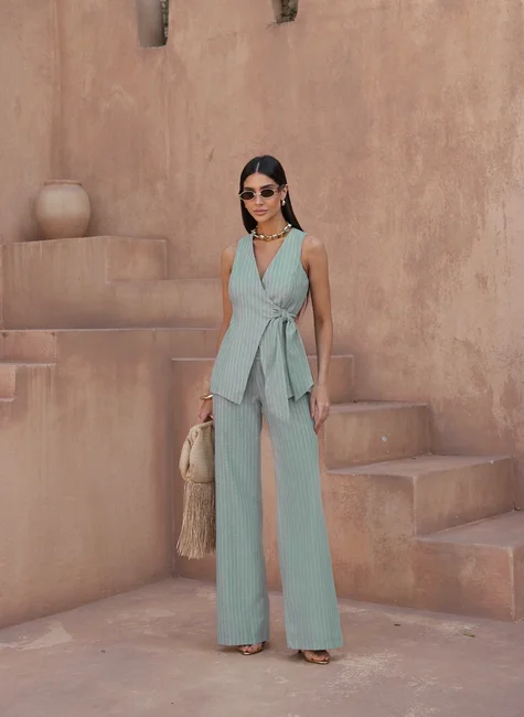 CONJUNTO VENEZA COLETE E CALÇA RISCA E GIZ - VERDE SAGE
