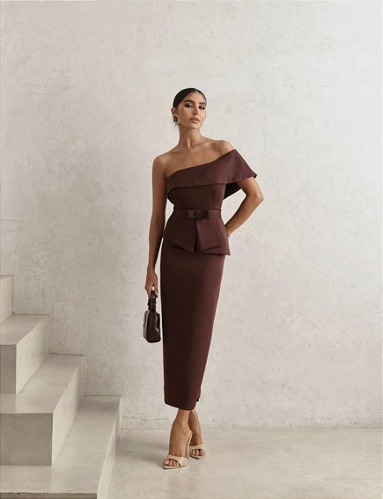 VESTIDO ESPANHA LONGUETE UM OMBRO COM CINTO - MARROM